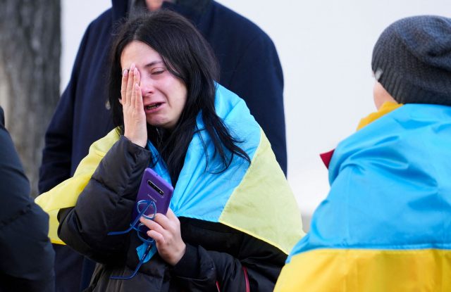 노르웨이에 거주하는 한 우크라이나인이 24일 러시아의 침공 반대 시위 도중 눈물을 터뜨리고 있다. /AFP연합뉴스