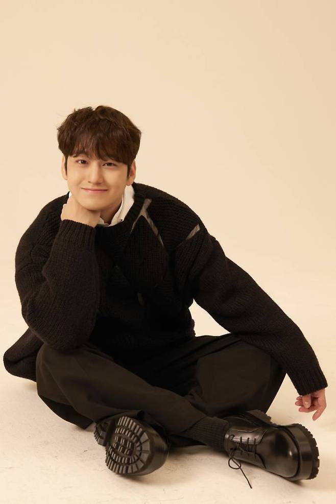 tvN 월화드라마 '고스트닥터'의 주연배우 김범이 24일 오후 온라인으로 진행된 종영 인터뷰를 위해 포즈를 취하고 있다.  신들린 의술의 오만한 천재 의사와 사명감이라곤 1도 없는 황금 수저 레지던트, 배경도 실력도 극과 극인 두 의사가 바디를 공유하면서 벌어지는 메디컬 스토리 '고스트 닥터'는 8% 시청률을 보이며 종영했다. /사진제공=스타쉽엔터테인먼트 2022.02.24 /사진=이동훈 기자 photoguy@