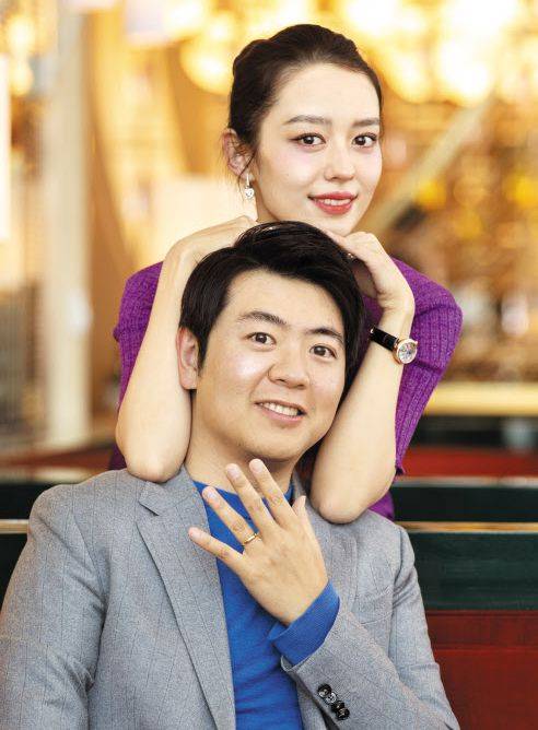 24일 인터뷰에서 아내인 피아니스트 지나 앨리스가 남편의 머리를 감싸 안자, 랑랑은 “내 얼굴이 더 작게 나와야 하는데”라며 웃었다. 하지만 막상 촬영에 들어가자 랑랑은 살며시 왼손 약지(藥指)의 결혼반지를 들어 보였다. /박상훈 기자