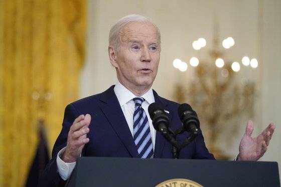 조 바이든 미국 대통령이 24일(현지시간) 백악관 이스트룸에서 러시아의 우크라이나 침공에 맞선 새로운 제재 발표 후 기자들의 질문을 받고 있다.AP=연합뉴스