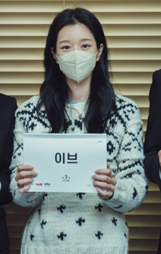 Actor Seo Ye-ji will return to the house theater in a year after the controversy over his personal life, including his former lover Kim Jung-hyun gas lighting, suspicion of forgery of education,In Eve, he works with actors Byeong-eun Park, Yoo Sun and Lee Sang-yeob.Cable Channel tvNs new drama Eve (directed by Park Bong-seop/playplayplay by Yoon Young-mi) is a 13-year design, life-stricken revenge.The most intense and deadly high-quality passion melodrama to break down 0.1% of South Korea.Park Bong-seop, who has been recognized for his solid performance through Drama Stage 2020-Blackout and Wonderful Rumors, and Yoon Young-mi, who wrote the drama One Daughter with Good Child, Beauty Birth, Good Witch .Seo Ye-ji played the role of the woman who designed revenge in the play, Sean Gelael.This Sean Gelael is a deadly woman who becomes the main character in a two-trillion-won divorce suit for a South Korea 0.1% upper class couple after carefully designing revenge after her fathers shocking death as a child.I thought that Eve was important for the solid acting power and immersion as it contained the process of carefully preparing for the revenge of this Sean Gelael, said the production team. Seo Ye-ji is an actor with the energy to immerse the image with a strong image and the energy to immerse the Sean Gelael.The first meeting, the first meeting, has been thoroughly analyzing the script more than anyone else. The high understanding of the character and the unusual affection for the work are the main reasons for the casting. Byeong-eun Park is divided into Kang Yoon-kyum and Character, who chose danger.Kang Yoon-kyum, chief executive of the LY Group, is a man who has been faithful to his family and work without a single scandal with thorough self-management, but falls in love with him after meeting Lee Sean Gelael.In this regard, the production team of Eve said, Since Kang Yoon-gum is one of the victims of the collapsed family history and a man who has to fall in love, he needed an actor with a mask that can express both sides of the character and sexy in his mid- to late 40s.In that sense, I thought that the charming mask that freely crosses good and evil, and the Byeong-eun Park, which has the ability to add depth to the narration of the character, were perfect.You will feel another attraction of Byeong-eun Park. In addition, Yoo Sun took on the role of Sora, a woman who should be the best.Han Sora, the only daughter of the most powerful political figure and the wife of Kang Yoon-kyum, has a perfect and colorful appearance with emotional anxiety and obsession with her husband.Yoo Sun, who has been well received for his stable acting, is drawing attention to what kind of hot air he will overwhelm his gaze.Eve production team said, Yoo Sun was an actor with both visual and acting ability to express the perfect external appearance of a woman with everything, wounds, anxiety, and obsession at the same time. Yoo Suns elegant charisma and limitless Acting spectrum will once again shine and create an unprecedented character.Finally, Lee Sang-yeob divides into a man who has something to keep.Seo Eun-pyeong, the youngest member of parliament who is paying attention to South Korea, has come to the present position after overcoming the sick past from the nursery school, but is determined to abandon it all for love.Lee Sang-yeob, who has proved his deep acting ability through many works, is expected to draw Seo Eun-pyeong and his performance.Eve production team said, The image of Seo Eun-pyeong Character and Lee Sang-yeob, who can give up everything they have accumulated for love, is right. More than anything else, I was convinced that Lee Sang-yeobs warm, soft and hard-lit eyes were seen at the first meeting.Eve is scheduled to air for the first time this year.