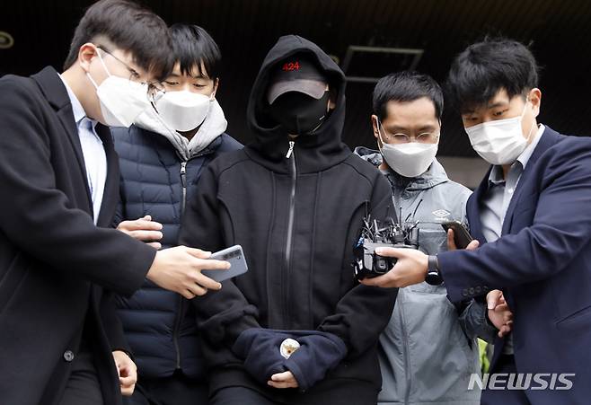 [서울=뉴시스] 고승민 기자 = 음주 측정 거부 및 경찰관 폭행 혐의 등으로 구속된 장제원 국민의힘 의원 아들 래퍼 장용준(예명 노엘)이 지난해 10월19일 서울 서초경찰서에서 검찰로 송치되고 있다. 장씨는 음주운전 등 혐의로 집행유예 중인 지난 9월18일 저녁 반포동에서 또 무면허 상태로 벤츠 차량을 몰다가 다른 차와 접촉사고를 냈다. 이후 현장에 출동해 음주 측정 및 신원 확인을 요구한 경찰관의 머리를 들이받은 혐의도 있다. 2021.10.19. kkssmm99@newsis.com