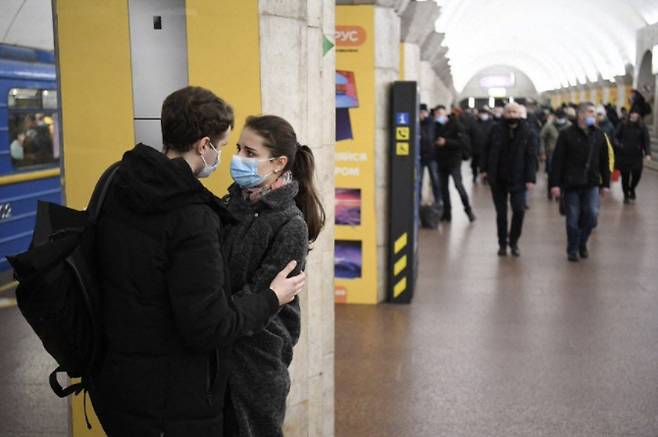 우크라이나 키예프에서 한 연인이 이별을 나누고 있다. 트위터 캡쳐.