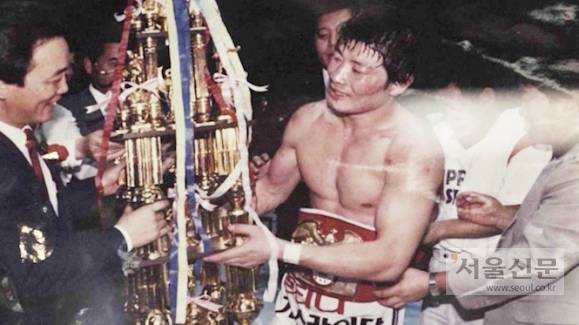 전성기 시절의 박종팔씨 모습. 1977년 프로복싱 신인왕 출신으로 19연속 KO승, 동양타이틀 15차 방어 연속 KO승, IBF 슈퍼미들급 챔피언으로 8차 방어 성공, IBF(국제복싱연맹)와 WBA(세계복싱협회) 양대 기구 챔피언에 오른 오리엔탈 특급 슈퍼미들급 챔피언으로 대한민국 권투 역사의 산 증인인다.