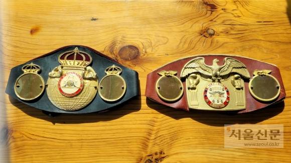박종팔 선수가 보관하고 있는 IBF(국제복싱연맹)와 WBA(세계복싱협회) 챔피언 벨트