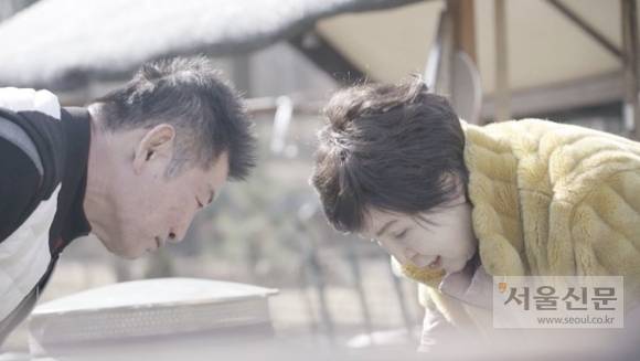 두 번째 부인인 이정희씨가 없었다면 지금의 자신이 없다고 말하는 박종팔씨가 마당 항아리에 보관한 7년 된 소금을 보며 얘기 나누고 있는 모습