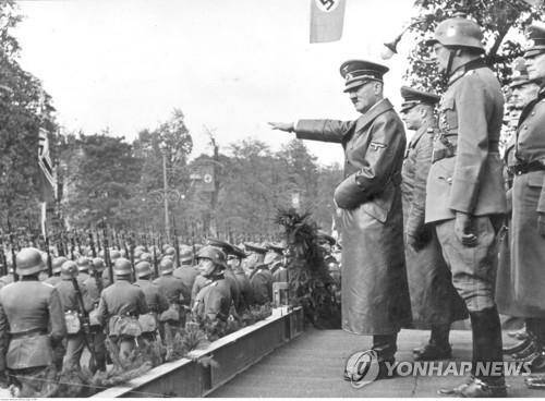 제2차 세계대전 당시 히틀러와 독일군 병사들 오스트리아 합병에 이어 1938년 체코슬로바키아 주데텐란트를 집어삼킨 히틀러는 "더는 영토에 욕심을 내지 않겠다"고 말했지만 결국 체코슬로바키아의 남은 국토마저 점령한 뒤 1939년 9월 폴란드를 침공해 제2차 세계대전을 일으켰다. [폴란드 국립디지털아카이브 제공·EPA 연합뉴스 자료사진·재판매 및 DB 금지]