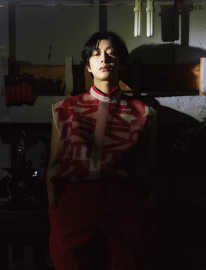 메시 슬리브리스·셔츠·팬츠 모두 버버리 제품.