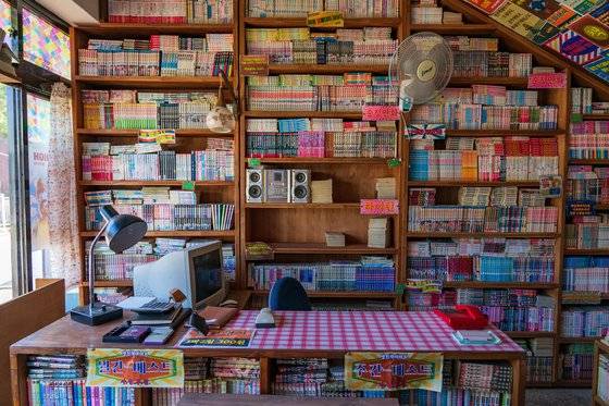 서학동 예술마을의 음악작업실 소리방앗간이 '스물다섯 스물하나'에서는 만화 책방으로 등장했다. 백종현 기자