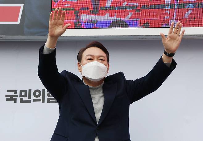 국민의힘 윤석열 대선 후보가 26일 오전 인천 서구 검단사거리역 앞에서 열린 “경제 쑥쑥, 행복 쑥쑥, 인천시민 화이팅!” 유세에 참석하며 지지자들에게 인사하고 있다. 연합뉴스