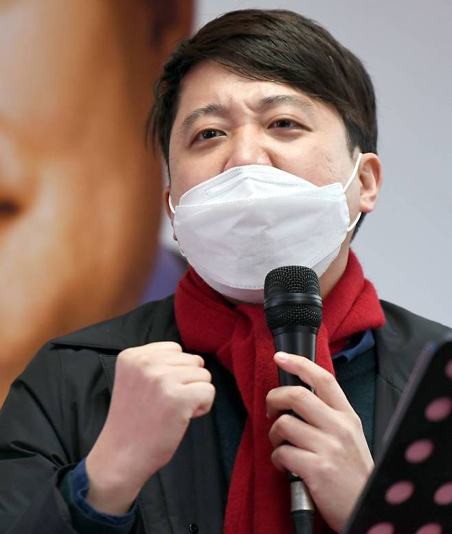 [광주=뉴시스] 류형근 기자 = 이준석 국민의힘 대표가 24일 오후 광주 동구 충장로에서 윤석열 대통령 후보 지지를 호소하고 있다. 2022.02.24.