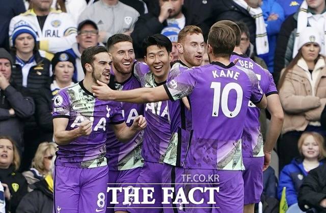 번리전 0-1 충격패를 딛고 리즈전 4-0 대승을 끌어낸 토트넘 선수들의 득점 세리머니./리즈=AP.뉴시스