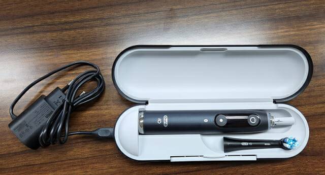 여행용 케이스에 본체와 칫솔모를 담은 모습(사진=지디넷코리아)