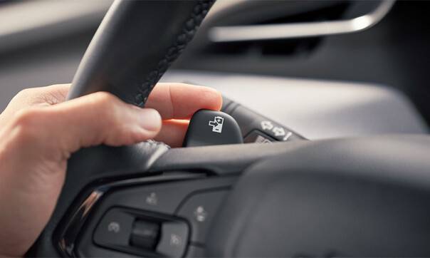 배터리 그림이 그려진 볼트EV의 ‘리젠 온 디맨드 패들’의 모습. 이 패들을 몸쪽으로 당겨주면 강한 회생제동이 작동한다. 지엠코리아 제공.