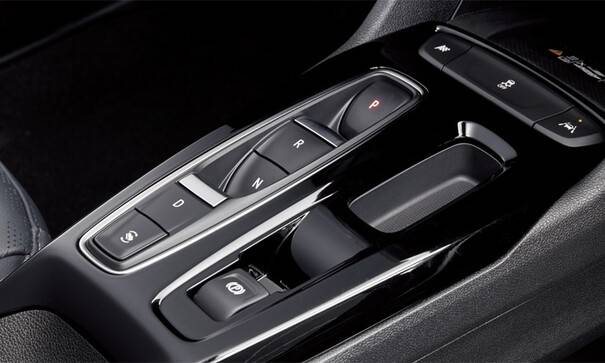 볼트EV의 버튼식 기어시프트 모습. 주차(P)·중립(N)은 누르는 방식이고, 주행(D)·후진(R)은 글자 위에 부착된 은색 버튼을 당겨주는 방식이다. 주행 버튼 아래 달린 신발 모양의 버튼은 ‘원 패달 드라이빙’ 기능을 끄고 켤 수 있는 버튼이다. 지엠코리아 제공.