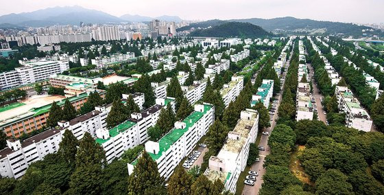 경매 낙찰 받은 아파트의 조합원 자격을 두고 논란이 일고 있는 반포주공1단지.