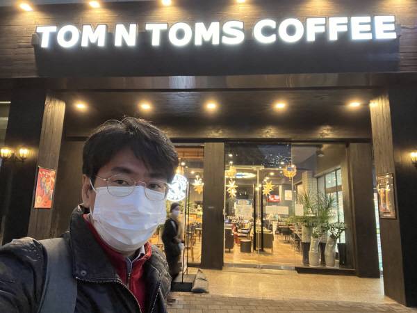 아이폰 13 Pro 셀피 모드 모습. 간판 글자를 인식해 촬영물을 거울에 비친 모습처럼 나오지 않도록 자동 보정했다. 정옥재 기자