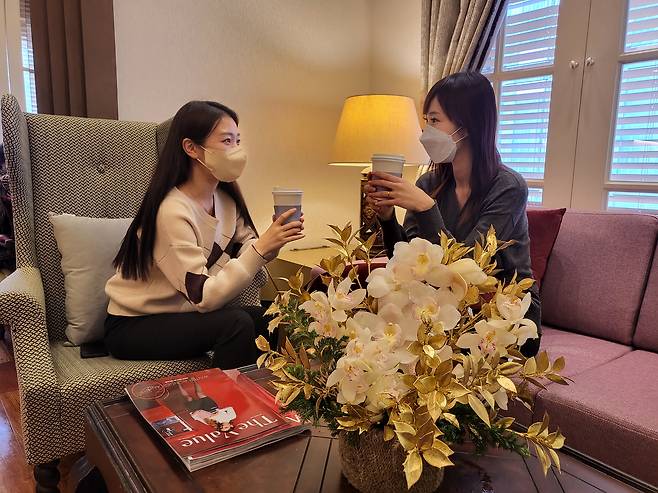 롯데백화점 본점 mvg 라운지에서 휴식을 취하는 2030 우수고객들 [사진 출처 = 롯데백화점]