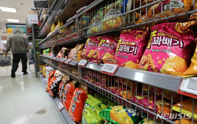 [서울=뉴시스] 이영환 기자 = 농심이 내달 1일부터 새우깡, 양파링 등 스낵 22개의 브랜드 출고가격을 평균 6% 인상한다. 제품 인상폭은 출고가격 기준으로 꿀꽈배기, 포스틱, 양파깡 등이 6.3%, 새우깡 7.2%다. 사진은 24일 오후 서울시내 대형마트에 진열된 농심 과자. 2022.02.24. 20hwan@newsis.com