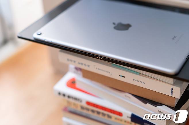 '갤럭시탭S8 울트라' 두께는 5.5mm로 최신 아이패드 프로 12.9인치 모델(6.4mm)보다 얇다. 사진은 아이패드 프로 10.5인치 모델(위)과 갤럭시탭S8 울트라(아래) 두께 비교. 2022.2.27/뉴스1 © News1 이기범 기자