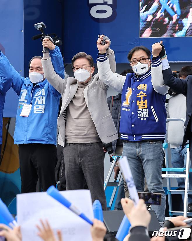 이재명 더불어민주당 대선후보가 28일 대구시 동대구역 광장에서 열린 '남부수도권 시대, 대구 경북의 재도약, 이재명은 합니다! 대구 유세에서 당 관계자들과 손을 들어 올리고 있다. 왼쪽부터 박창달 민주당 대구·경북 총괄선대위원장, 이 후보, 백수범 대구 중구남구 국회의원 보궐선거 후보.2022.2.28/뉴스1 © News1 오대일 기자