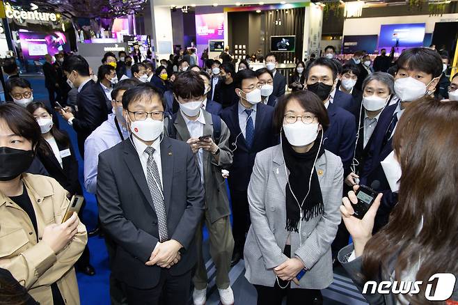 구현모 KT 대표(왼쪽)와 임혜숙 과학기술정보통신부 장관이 28일(현지시간) 스페인 바르셀로나 피라그란비아 전시장에서 개막한 모바일월드콩그레스(MWC) 2022 KT부스를 둘러보고 있다. 2022.2.28/뉴스1 © News1 유승관 기자