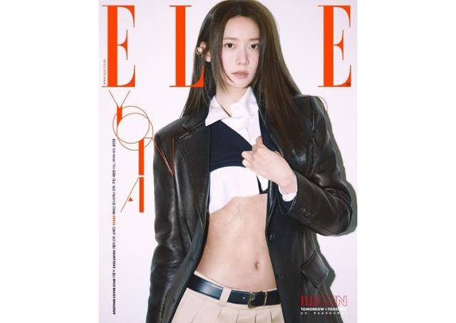 윤아가 과감한 크롭티와 로우라이즈 스커트를 완벽하게 소화해내며 패션계의 이목을 집중시켰다. 가죽재킷으로 시크한 매력을 강조해 평소 러블리한 이미지를 벗었다. 엘르 제공