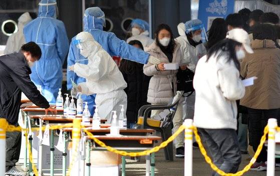 코로나19 신규 확진자가 17만1452명으로 급증한 지난 23일 대전의 한 보건소 선별진료소를 찾은 시민들이 신속항원검사를 받고 있다. 프리랜서 김성태