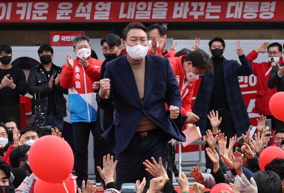 (강릉=뉴스1) 구윤성 기자 = 윤석열 국민의힘 대선 후보가 28일 강원 강릉시 강릉중앙시장에서 열린 유세에서 '어퍼컷 세리머니'를 하며 지지를 호소하고 있다. 2022.2.28/뉴스1