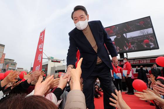 (강릉=뉴스1) 구윤성 기자 = 윤석열 국민의힘 대선후보가 28일 오후 강원도 강릉 월화거리 광장에서 열린 유세에서 시민들과 악수를 나누고 있다. 2022.2.28/뉴스1