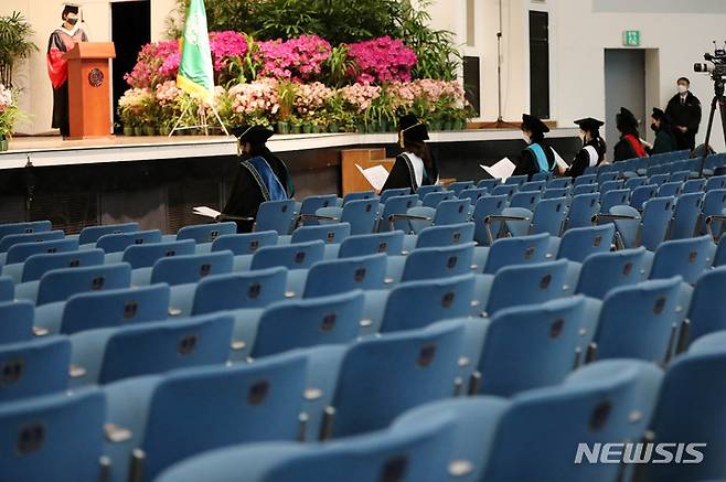 [서울=뉴시스] 백동현 기자 = 28일 오후 서울 서대문구 이화여자대학교 대강당에서 2021학년도 전기 학위수여식이 진행되고 있다. 2022.02.28. livertrent@newsis.com