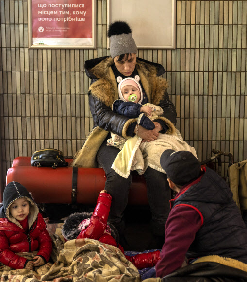 아기를 안고 잠을 청하는 엄마 - 우크라이나 시민들이 키예프 지하철역에서 잠을 청하고 있다. 2022.02.26 AP 연합뉴스