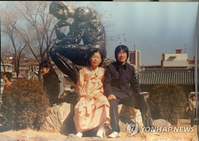 중앙대 입학식 당시 모친과 함께한 민주당 이재명 대선 후보 (서울=연합뉴스) 1982년 중앙대 입학식에서 처음으로 교복을 맞춰 입고 어머니 고(故) 구호명 여사와 기념촬영을 하는 더불어민주당 이재명 대선 후보. 2021.10.10 [이재명 후보 측 제공. 재판매 및 DB 금지] jeong@yna.co.kr