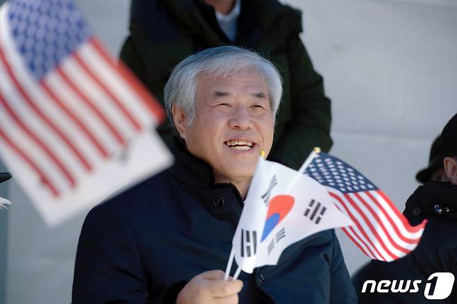 전광훈 사랑제일교회 목사가 2월23일 오후 광주 북구 광주역 광장에서 열린 대한민국바로세우기국민운동본부의 3·1절 서울 광화문 이승만광장 국민대회 참여 촉구 집회에서 웃고 있다. 2022.2.23/뉴스1 © News1 정다움 기자