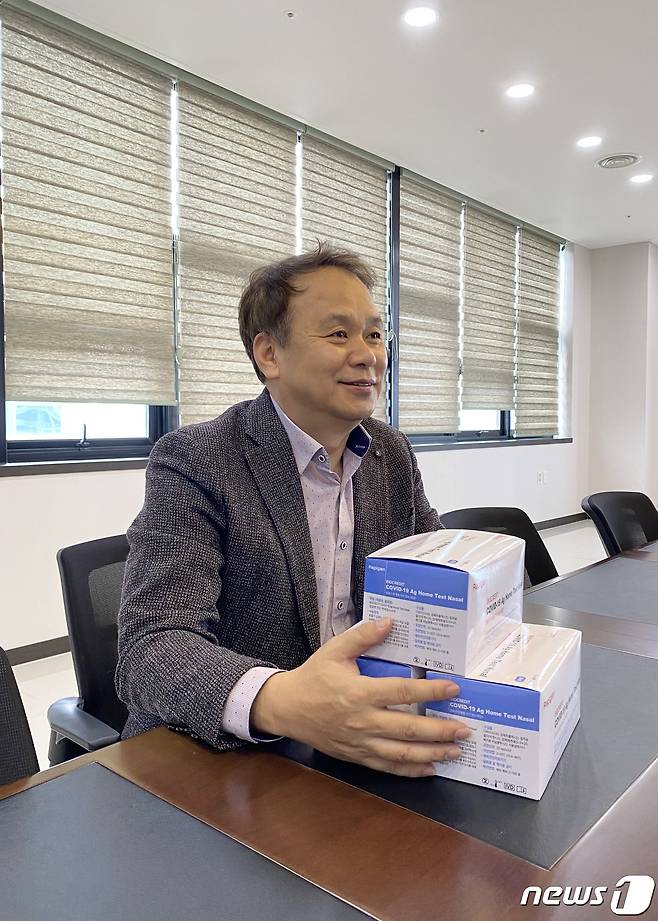 박재구 래피젠 대표가 경기도 수원시 공장 회의실에서 인터뷰를 하고 있다. © 뉴스1 신윤하 기자