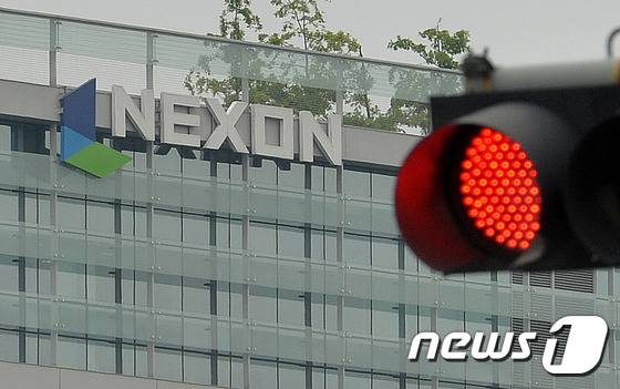 성남시 분당 넥슨코리아 본사 앞 사거리 신호등에 붉은불이 켜져있다./뉴스1 © News1 박세연 기자