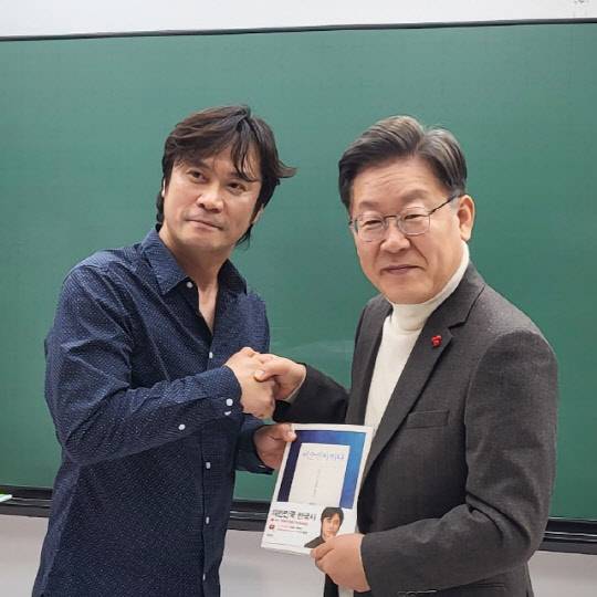 유명 한국사 강사 황현필씨(왼쪽)가 지난달 28일 더불어민주당 이재명 대선 후보를 공개 지지했다. <유튜브 '황현필 한국사'>