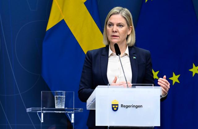 마그달레나 안데르손 스웨덴 총리가 지난달 27일 유럽의 안보 위기에 관해 연설을 하고 있다. 스톡홀름=AP 연합뉴스