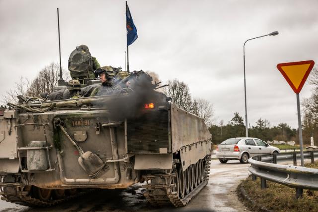스웨덴의 전략요충지 발트해 섬 고틀란드에서 지난 1월 전차를 탄 스웨덴 군인들이 경계를 강화하고 있다. 고틀란드=AP 뉴시스