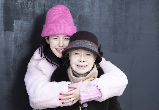 아무리 암 환자라고 해도 손녀 눈엔 가장 예쁘고 아름다운 할머니입니다. 그래서 손녀는 할머니를 “나의 전부, 나의 세상, 나의 짝꿍, 나의 단짝, 나의 애인, 나의 하늘”이라 말합니다.