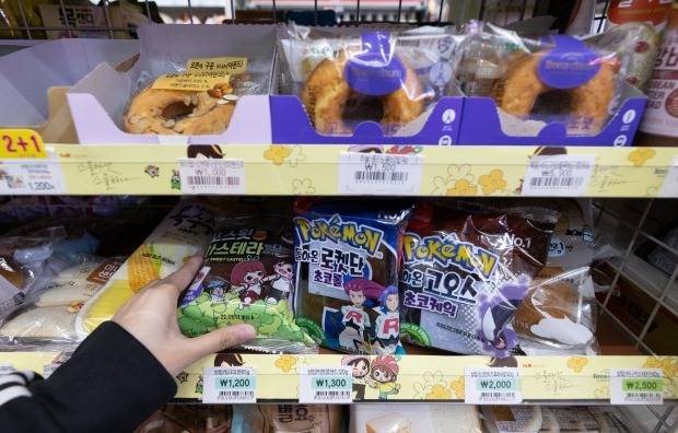 선풍적 인기를 모았던 애니메이션 포켓몬스터의 캐릭터빵인 포켓몬빵이 재출시 했다. 재출시 빵에는 캐릭터들의 스티커 띠부띠부씰이 포함됐다. /뉴스1