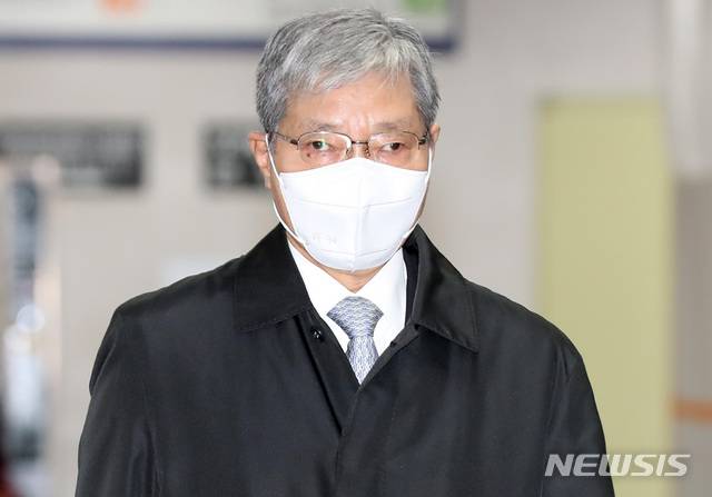 [서울=뉴시스] 이영환 기자 = 장충기 전 삼성미래전략실 차장(사장)이 지난 2020년 11월23일 오후 서울 서초구 서울고법에서 열린 국정농단 파기환송심 6차 공판에 출석하고 있다. 2020.11.23. 20hwan@newsis.com