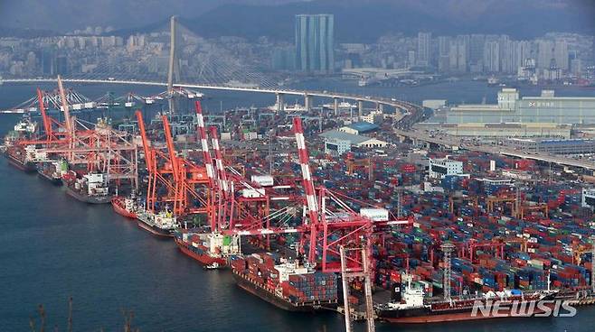[부산=뉴시스] 하경민 기자 = 부산 남구 감만부두에서 컨테이너 선적 및 하역작업이 진행되고 있다. 2022.01.11. yulnetphoto@newsis.com