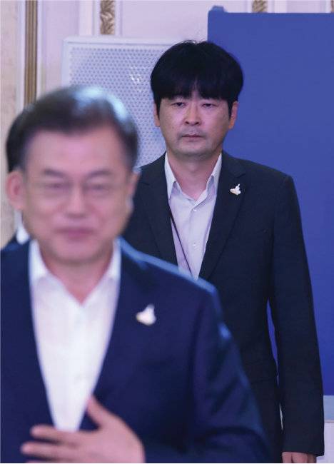 탁현민 대통령의전비서관(오른쪽)이 2020년 7월 14일 ‘한국판 뉴딜 보고대회’가 열리는 청와대 영빈관으로 문재인 대통령과 함께 들어서고 있다. [청와대 사진기자단]