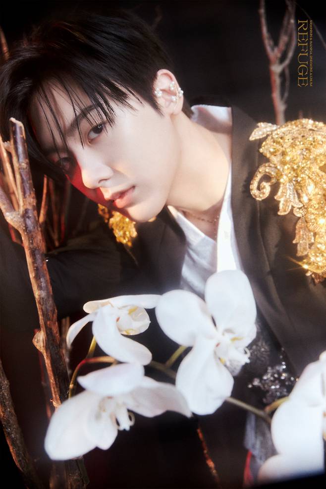 Group Astro Yoon San-ha raised expectations for the New album REFUGE (refugee).Moon Bin & Sanha (ASTRO) released two photos of Yoon San-has concept of the mini-second album REFUGE through its agency Fantasy O SNS on the 28th of last month.In the photo, Yoon Sanha is staring at the camera next to branches and flowers with black costumes and accessories with gold embroidery.In the following image, Yoon Sanha used a red veil and looked at the front and delivered a new song atmosphere.REFUGE is an album that expresses the desire that Moon Bin & Sanha, a rescuer who was selected to convey calmness to everyones hearts, lean on them and rest.This is a story line that is also related to the pre-release single Ghost Town (Ghost Town) and the mini 1st album IN - OUT (In - Out), and a solid remady was previously predicted.Finally, the personal concept photo of Yoon San-ha will be released with all of the moods of THE EAST (The East) version, raising expectations for the next teasing content.Meanwhile, Moon Bin & Sanha will release REFUGE through various online soundtrack sites at 6 p.m. on the 15th and start their activities with the title song WHO (after).