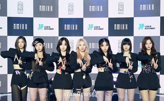신인 걸그룹 엔믹스(NMIXX)가 1일 오후 온라인 생중계로 진행된 데뷔 싱글 앨범 '애드 마레'(AD MARE) 발매 기념 쇼케이스에 앞서 포즈를 취하고 있다.  '바다를 향해'라는 뜻을 품은 데뷔 싱글 '애드 마레'는 타이틀곡 '오오'(O.O)를 비롯한 '占'(TANK)와 두 곡의 연주곡 등 총 네 곡이 수록됐다. /사진제공=JYP엔터테인먼트 2022.03.01 /사진=이동훈 기자 photoguy@