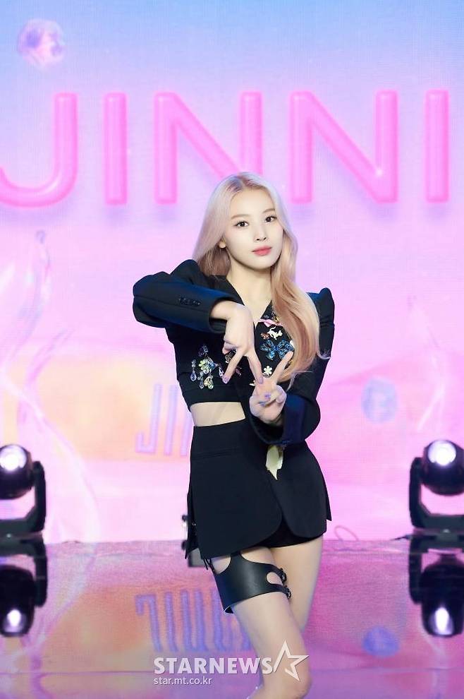 신인 걸그룹 엔믹스(NMIXX) 지니가 1일 오후 온라인 생중계로 진행된 데뷔 싱글 앨범 '애드 마레'(AD MARE) 발매 기념 쇼케이스에 앞서 포즈를 취하고 있다.  '바다를 향해'라는 뜻을 품은 데뷔 싱글 '애드 마레'는 타이틀곡 '오오'(O.O)를 비롯한 '占'(TANK)와 두 곡의 연주곡 등 총 네 곡이 수록됐다. /사진제공=JYP엔터테인먼트 2022.03.01 /사진=이동훈 기자 photoguy@