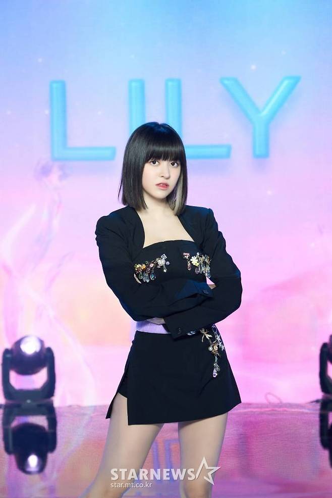 신인 걸그룹 엔믹스(NMIXX) 릴리가 1일 오후 온라인 생중계로 진행된 데뷔 싱글 앨범 '애드 마레'(AD MARE) 발매 기념 쇼케이스에 앞서 포즈를 취하고 있다.  '바다를 향해'라는 뜻을 품은 데뷔 싱글 '애드 마레'는 타이틀곡 '오오'(O.O)를 비롯한 '占'(TANK)와 두 곡의 연주곡 등 총 네 곡이 수록됐다. /사진제공=JYP엔터테인먼트 2022.03.01 /사진=이동훈 기자 photoguy@