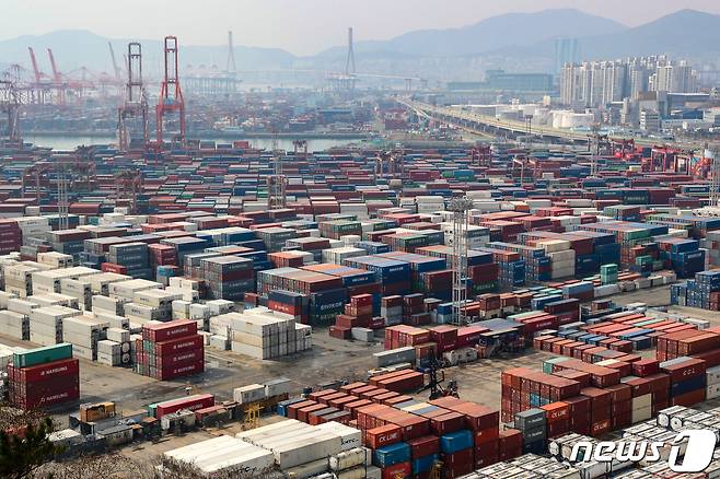 1일 부산 남구 부산항 신선대 컨테이너 터미널에 컨테이너가 쌓여 있다. 관세청은 이날 올해 2월 수출 539억 달러, 수입 531억 달러, 무역수지 8억 달러 흑자로 전년 동기 대비 수출 20.6%(92.0억 달러↑) 증가, 수입 25.1%(106.6억 달러↑) 증가된 수출입 현황을 발표했다. 2022.3.1/뉴스1 © News1 김영훈 기자