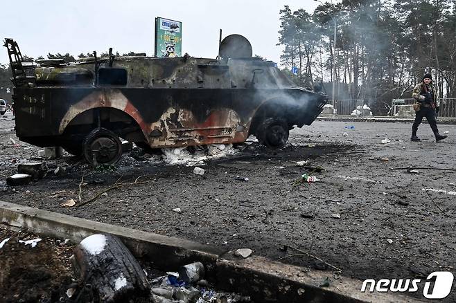 1일(현지시간) 우크라이나 키예프 인근에 있는 브로바리에서 러시아 군의 공격으로 불에 탄 보병 장갑차의 모습이 보인다. © AFP=News1